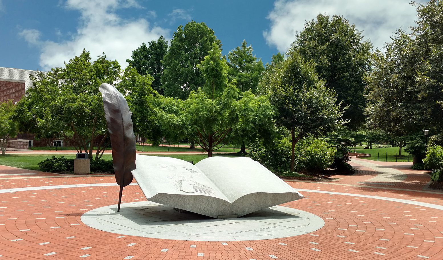 ud-book-statue-the-green-delaware-discovery-days
