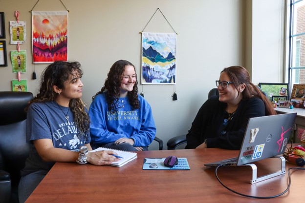 Gordon talks with Kayla Hayes, a student in CEHD’s 4+1 program in human services leadership, and program coordinator Rebecca Wilson.