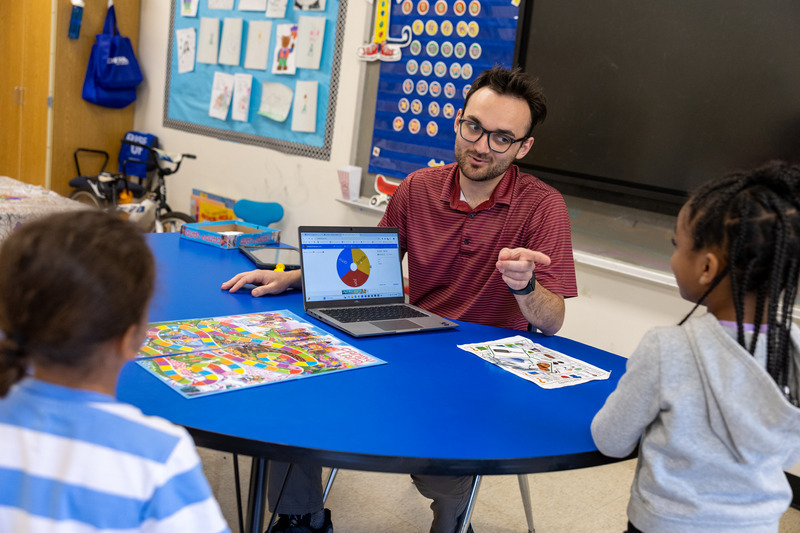 Jon Tressler, a 2024 graduate from the Speech-Language Pathology master’s program in UD’s College of Health Sciences, works with kids at Brader Elementary School. Pictured here, Mr. Jon, as students call him, has students practicing pronouncing “L” words and describing objects in complete sentences.